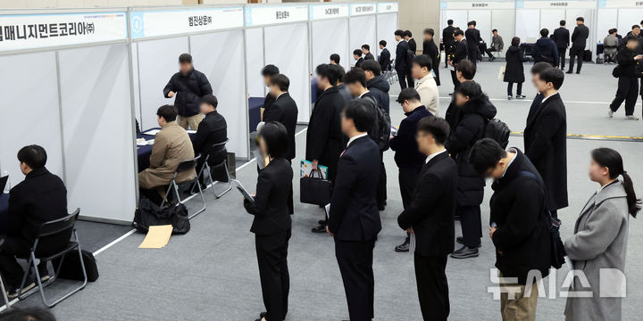  [부산=뉴시스] 하경민 기자 = '2026 해운선사 해기사 취업박람회'가 열린 10일 부산 동구 부산항국제전시컨벤션센터 5층 이벤트홀에서 해양대, 해사고, 오션폴리텍 졸업생 등이 해운선사의 현장면접을 보고 있다. 한국해운협회 등이 주최한 이번 취업박람회는 해양수산부의 청년 일자리 창출 정책에 부응하고, 해운산업의 미래를 이끌어갈 해양계 교육기관 졸업생의 사회 진출을 지원하기 위해 마련됐다. 2026.02.10. yulnetphoto@newsis.com