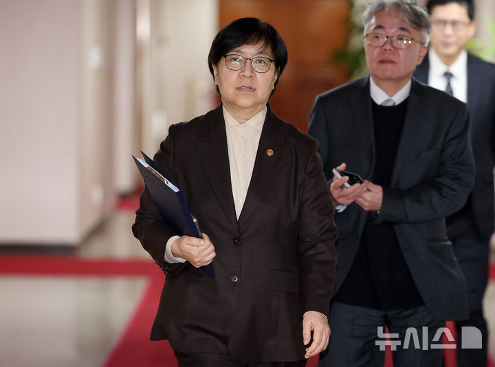 [서울=뉴시스] 이영환 기자 = 정은경 보건복지부 장관이 10일 오후 서울 종로구 정부서울청사에서 열린 제7차 보건의료정책심의위원회 회의에 참석하고 있다.&nbsp; 이날 회의에서 2027~2031학년도 의대 정원 규모를 정하기 위한 마지막 논의가 진행된다. 2026.02.10. 20hwan@newsis.com