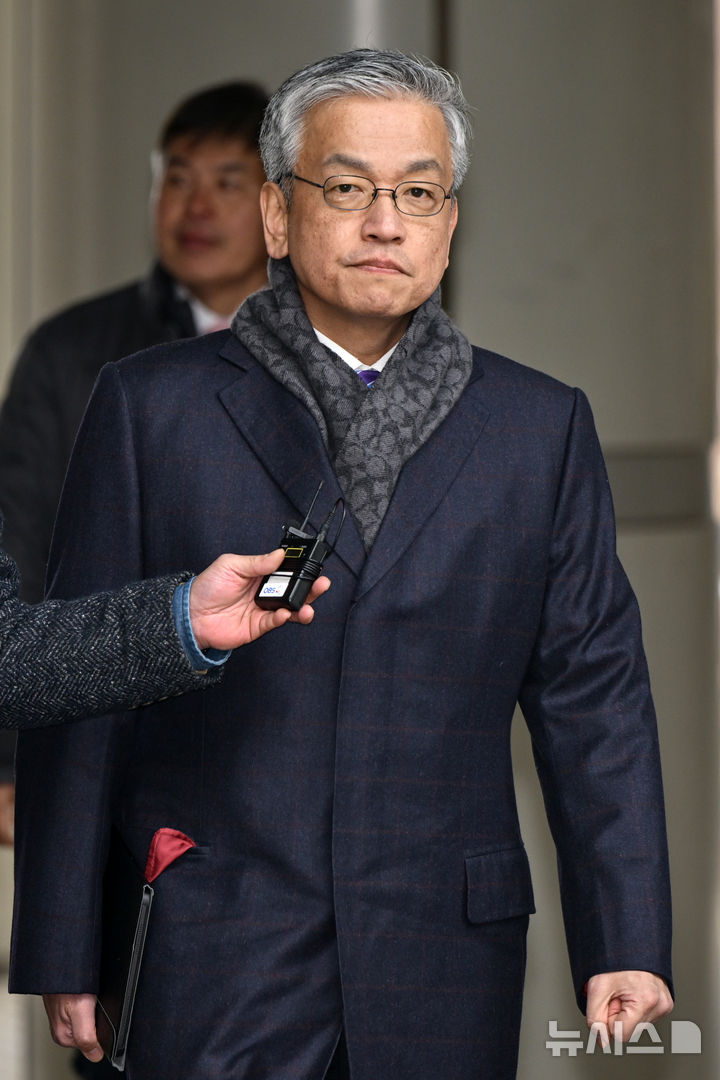 [서울=뉴시스] 김명년 기자 = 최상목 전 경제부총리가 10일 서울 서초구 서울중앙지방법원에서 열린 '헌법재판관 미임명' 관련 직권남용 권리행사방해 등 공판에 출석하고 있다.(공동취재) 2026.02.10. photo@newsis.com