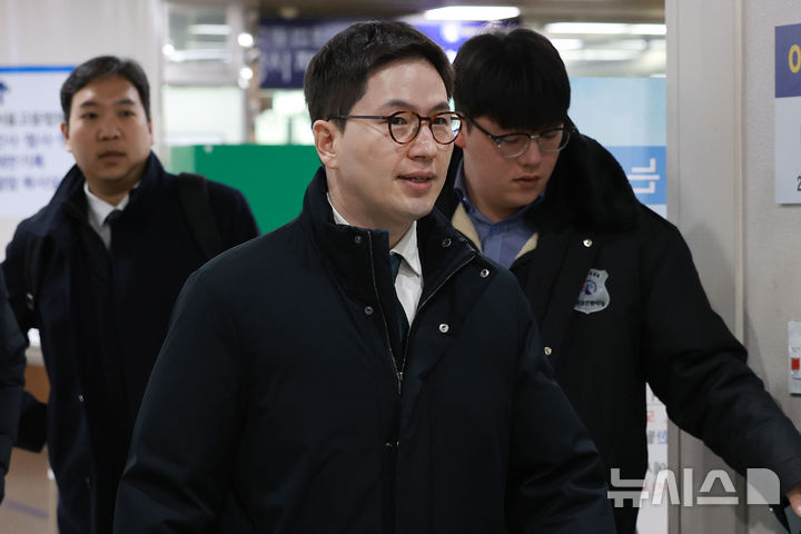 [서울=뉴시스] 김명년 기자 = 이원모 전 대통령실 인사비서관이 10일 서울 서초구 서울중앙지방법원에서 열린 '헌법재판관 미임명' 관련 직권남용 권리행사방해 등 공판에 출석하고 있다.(공동취재) 2026.02.10. photo@newsis.com