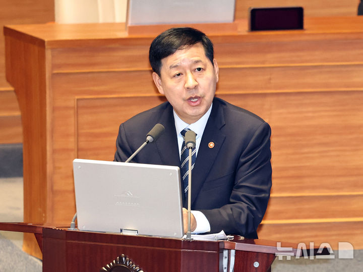 [서울=뉴시스] 김금보 기자 = 구윤철 경제부총리 겸 재정경제부 장관이 10일 오후 서울 여의도 국회에서 열린 제432회국회(임시회) 제5차 본회의에서 경제에 관한 대정부질문에 답변을 하고 있다. 2026.02.10. kgb@newsis.com