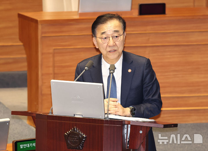 [서울=뉴시스] 김금보 기자 = 김윤덕 국토교통부 장관이 10일 오후 서울 여의도 국회에서 열린 제432회국회(임시회) 제5차 본회의에서 경제에 관한 대정부질문에 답변을 하고 있다. 2026.02.10. kgb@newsis.com
