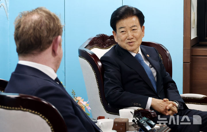 [서울=뉴시스] 추상철 기자 = 정동영 통일부 장관이 10일 오후 서울 종로구 정부서울청사에서 다비드 반 베일 네덜란드 외교장관과 면담하고 있다. 2026.02.10. scchoo@newsis.com