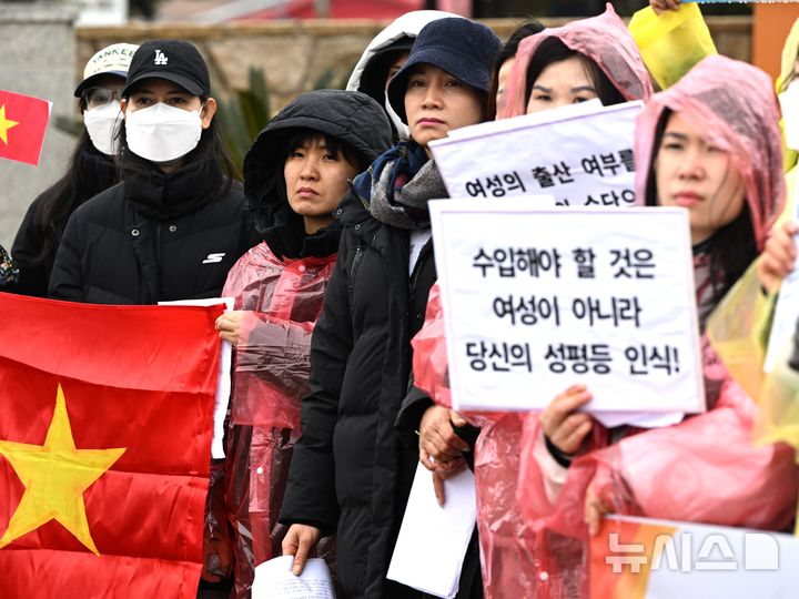 [진도=뉴시스] 이현행 기자 = 광주·전남 베트남교민회와 전남여성인권단체연합이 10일 오후 진도군청 앞에서 공직자 여성비하 발언 규탄 집회를 열고 있다. 2026.02.10. lhh@newsis.com