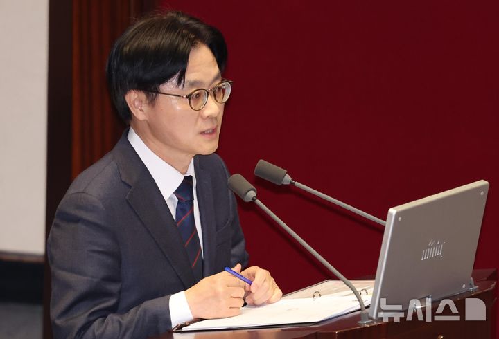 [서울=뉴시스] 조성봉 기자 =김정관 산업통상부 장관이 10일 오후 서울 여의도 국회에서 열린 제432회국회(임시회) 제5차 본회의 경제 분야 대정부질문에서 질의에서 답변하고 있다. 2026.02.10. suncho21@newsis.com