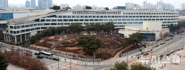 [세종=뉴시스] 강종민 기자 = 정부가 지난달 29일 과천 경마공원 부지를 활용한 주택공급 계획을 발표한 가운데 10일 세종시 정부세종청사 국토교통부 앞에 경마공원 주택공급 계획 철회 등을 요구하는 근조화환이 줄지어 서 있다. 2026.02.10. ppkjm@newsis.com