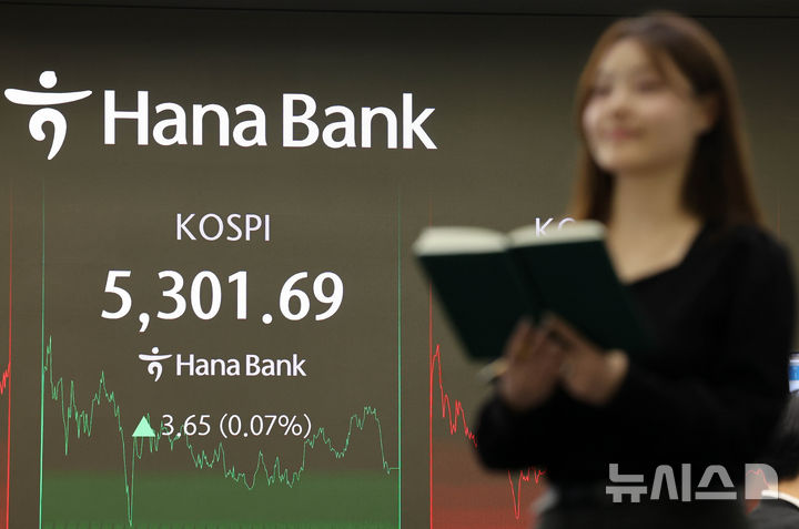[서울=뉴시스] 배훈식 기자 = 10일 오후 서울 중구 하나은행 딜링룸 전광판에 코스피가 전 거래일 보다 3.65 포인트(0.07%) 오른 5301.69 포인트를 나타내고 있다. 2026.02.10. dahora83@newsis.com