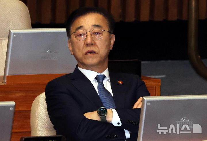 [서울=뉴시스] 조성봉 기자 = 김윤덕 국토교통부 장관이 10일 오후 서울 여의도 국회에서 열린 제432회국회(임시회) 제5차 본회의 경제 분야 대정부질문에서 질의를 듣고 있다. 2026.02.10. suncho21@newsis.com