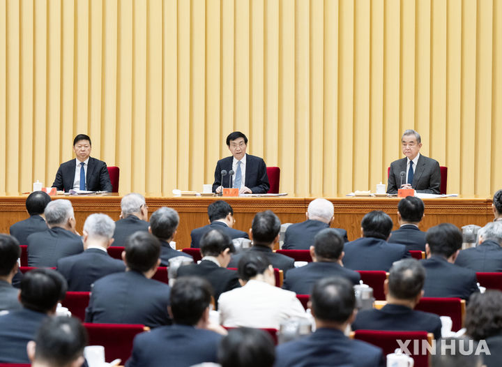 [베이징=신화/뉴시스] 왕후닝 중국인민정치협상회의 전국위원회 주석이 9∼10일 베이징에서 열린 대만공작회의에서 연설하고 있다. 2026.02.10