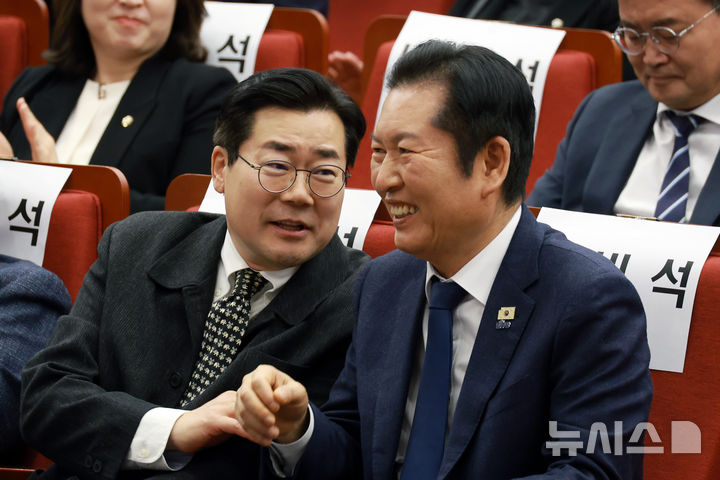 [서울=뉴시스] 고승민 기자 = 더불어민주당 정청래 대표와 박찬대 의원이 10일 서울 여의도 국회도서관에서 열린 박찬대 출판기념회 '검은 싸락눈'에서 대화하고 있다. 2026.02.10. kkssmm99@newsis.com