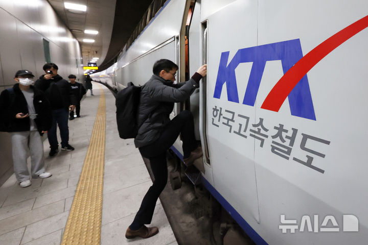[서울=뉴시스] 조성우 기자 = 철도운영사 통합을 위한 고속열차 교차 시운전이 실시된 10일 서울 강남구 수서역 승강장에 KTX 시운전 열차가 정차해 있다. 2026.02.10. xconfind@newsis.com