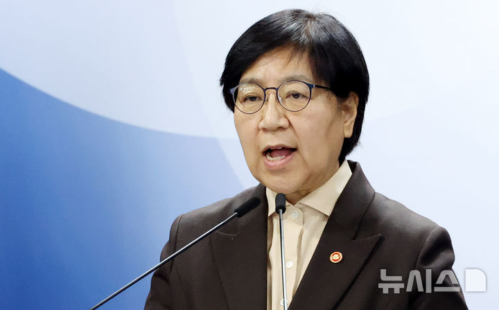 정은경 장관, 응급의료상황실 현장 점검…설 연휴 대비