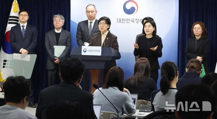 [서울=뉴시스] 추상철 기자 = 정은경 보건복지부 장관이 10일 오후 서울 종로구 정부서울청사에서 '2027학년도 이후 의사인력 양성규모' 발표를 하고 있다. 2026.02.10. scchoo@newsis.com