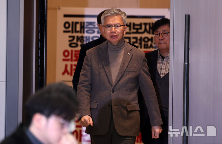 [서울=뉴시스] 김선웅 기자 = 김택우 대한의사협회장이 10일 서울 용산구 대한의사협회에서 보건의료정책심의위원회의 의과대학 증원 관련 긴급 브리핑을 하기 위해 브리핑장소로 들어서고 있다. 2026.02.10. mangusta@newsis.com