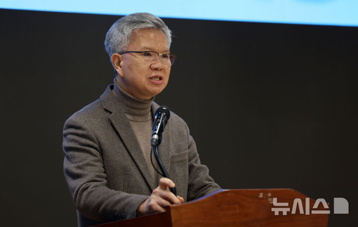 [서울=뉴시스] 김선웅 기자 = 김택우 대한의사협회장이 10일 서울 용산구 대한의사협회에서 보건의료정책심의위원회의 의과대학 증원 관련 긴급 브리핑을 하고 있다. 2026.02.10. mangusta@newsis.com
