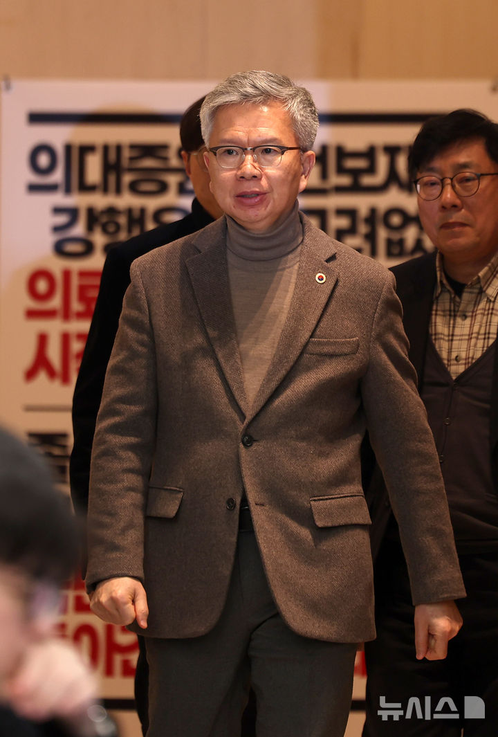 "증원 마지노선은 350명"…'투표기권' 퇴장한 의협 회장