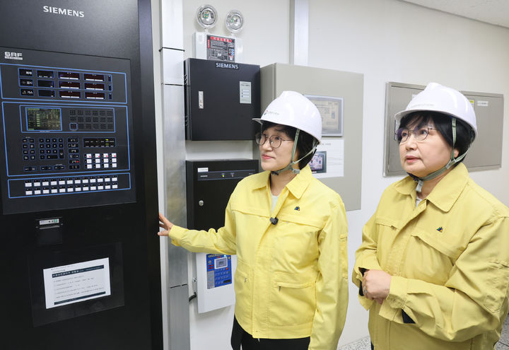 [서울=뉴시스] 김진아 기자 = 원민경 성평등가족부 장관이 지난 2월 10일 오후 경기 용인시 국립중앙청소년디딤센터를 방문해 시설을 둘러보며 안전점검을 하고 있다. (사진=성평등가족부 제공) 2026.02.10. photo@newsis.com *재판매 및 DB 금지