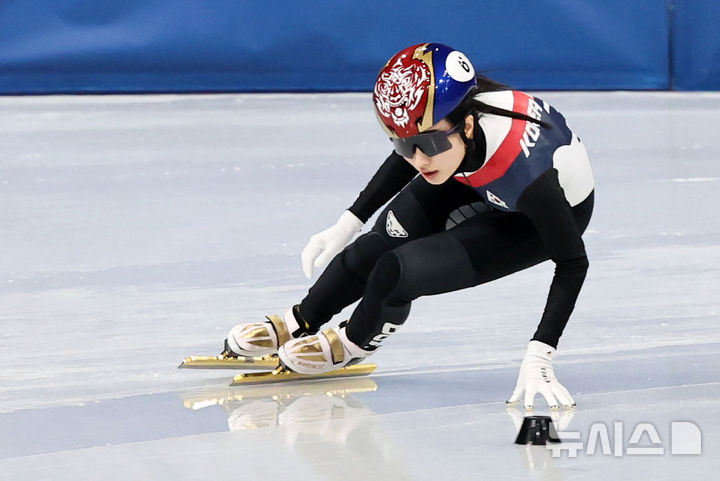 [밀라노=뉴시스] 김근수 기자 = 쇼트트랙 김길리가 10일(현지 시간) 이탈리아 밀라노 아이스스케이팅 아레나에서 열린 2026 밀라노·코르티나 담페초 동계올림픽 쇼트트랙 여자 500m 예선경기에서 역주하고 있다. 2026.02.10. ks@newsis.com