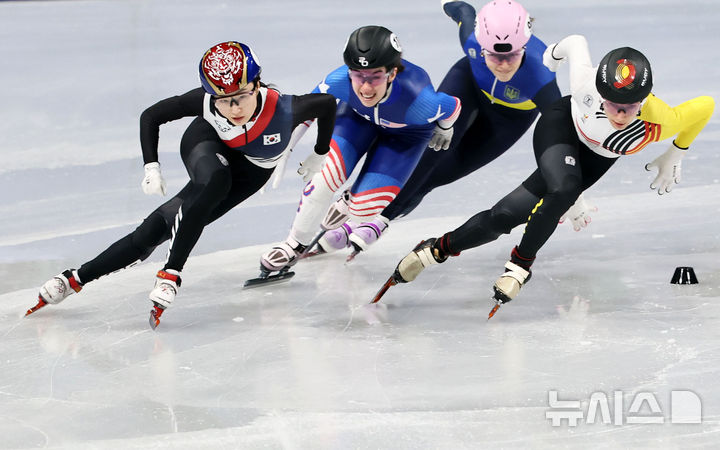 [밀라노=뉴시스] 김근수 기자 = 쇼트트랙 최민정이 10일(현지 시간) 이탈리아 밀라노 아이스스케이팅 아레나에서 열린 2026 밀라노·코르티나 담페초 동계올림픽 쇼트트랙 여자 500m 예선경기에서 역주하고 있다. 2026.02.10. ks@newsis.com