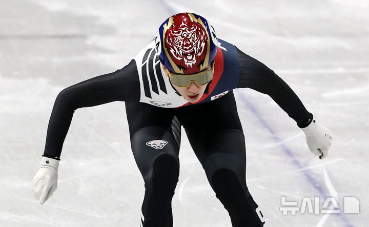 [밀라노=뉴시스] 김근수 기자 = 쇼트트랙 신동민이 10일(현지 시간) 이탈리아 밀라노 아이스스케이팅 아레나에서 열린 2026 밀라노·코르티나 담페초 동계올림픽 쇼트트랙 남자 1000m 예선경기에서 역주하고 있다. 2026.02.10. ks@newsis.com