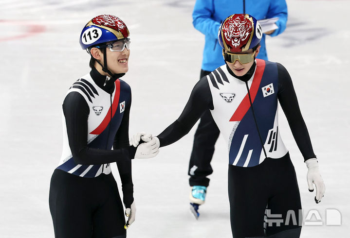 [밀라노=뉴시스] 김근수 기자 = 쇼트트랙 임종언(왼쪽)과 신동민이 10일(현지 시간) 이탈리아 밀라노 아이스스케이팅 아레나에서 열린 2026 밀라노·코르티나 담페초 동계올림픽 쇼트트랙 혼성계주 준준결승에서 1등으로 들어와 기뻐하고 있다. 2026.02.10. ks@newsis.com