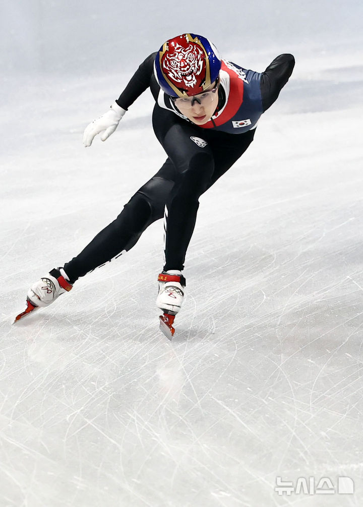 [밀라노=뉴시스] 김근수 기자 = 쇼트트랙 최민정이 10일(현지 시간) 이탈리아 밀라노 아이스스케이팅 아레나에서 열린 2026 밀라노·코르티나 담페초 동계올림픽 쇼트트랙 혼성계주 준준결승에서 역주하고 있다. 2026.02.10. ks@newsis.com