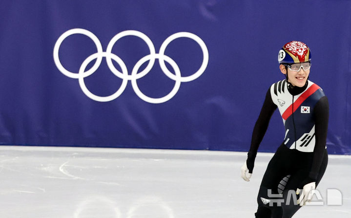 [밀라노=뉴시스] 박주성 기자 = 10일(현지 시간) 이탈리아 밀라노 아이스 스케이팅 아레나 경기장에서 열린 2026 밀라노·코르티나담페초 동계올림픽 쇼트트랙 혼성계주 준준결승에서 임종언이 조 1위로 들어온 뒤 미소 짓고 있다. 2026.02.10. park7691@newsis.com