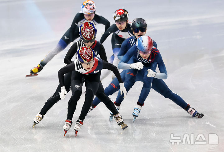 [밀라노=뉴시스] 김근수 기자 = 쇼트트랙 최민정, 김길리가 10일(현지 시간) 이탈리아 밀라노 아이스스케이팅 아레나에서 열린 2026 밀라노·코르티나 담페초 동계올림픽 쇼트트랙 혼성계주 준준결승에서 역주하고 있다. 2026.02.10. ks@newsis.com