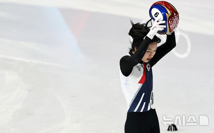 [밀라노=뉴시스] 김근수 기자 = 쇼트트랙 김길리가 10일(현지 시간) 이탈리아 밀라노 아이스스케이팅 아레나에서 열린 2026 밀라노·코르티나 담페초 동계올림픽 쇼트트랙 혼성계주 준결승을 마친 뒤 아쉬워 하고 있다. 2026.02.10. ks@newsis.com