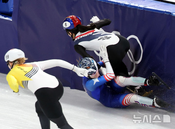 [밀라노=뉴시스] 박주성 기자 = 쇼트트랙 김길리가 10일(현지 시간) 이탈리아 밀라노 아이스스케이팅 아레나에서 열린 2026 밀라노·코르티나 담페초 동계올림픽 쇼트트랙 혼성계주 준결승에서 미국 선수와 충돌하며 넘어지고 있다. 2026.02.10. park7691@newsis.com