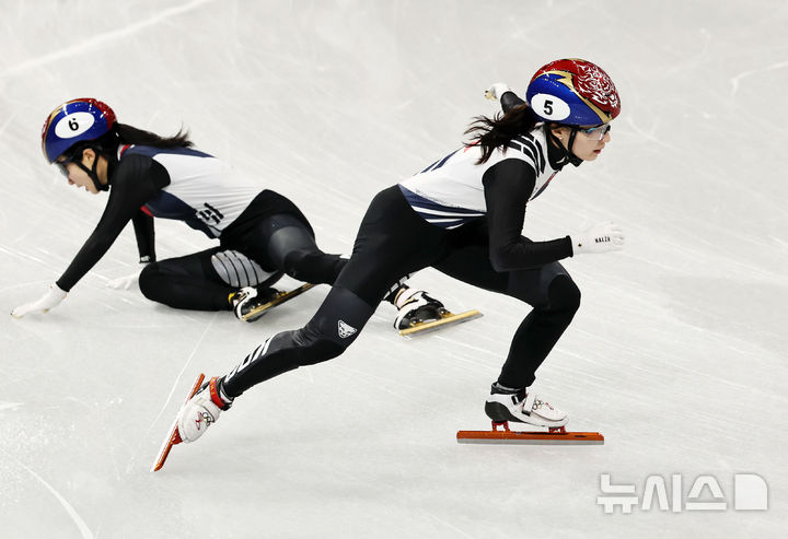 [밀라노=뉴시스] 김근수 기자 = 쇼트트랙 최민정이 10일(현지 시간) 이탈리아 밀라노 아이스스케이팅 아레나에서 열린 2026 밀라노·코르티나 담페초 동계올림픽 쇼트트랙 혼성계주 준결승에서 김길리와 터치 후 경기를 이어가고 있다. 2026.02.10. ks@newsis.com