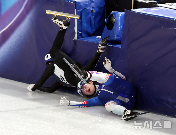[밀라노=뉴시스] 박주성 기자 = 10일(현지 시간) 이탈리아 밀라노 아이스 스케이팅 아레나 경기장에서 열린 2026 밀라노·코르티나담페초 동계올림픽 쇼트트랙 혼성계주 준결승에서 김길리가 미국 선수와 충돌해 넘어지고 있다. 2026.02.10. park7691@newsis.com