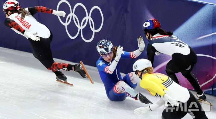 [밀라노=뉴시스] 박주성 기자 = 10일(현지 시간) 이탈리아 밀라노 아이스 스케이팅 아레나 경기장에서 열린 2026 밀라노·코르티나담페초 동계올림픽 쇼트트랙 혼성계주 준결승에서 김길리가 미국 선수와 충돌해 넘어지고 있다. 2026.02.10. park7691@newsis.com