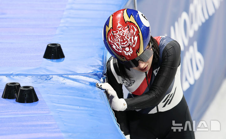 [밀라노=뉴시스] 김근수 기자 = 쇼트트랙 김길리가 10일(현지 시간) 이탈리아 밀라노 아이스스케이팅 아레나에서 열린 2026 밀라노·코르티나 담페초 동계올림픽 쇼트트랙 혼성계주 준결승에서 미국 선수와 충돌한 뒤 고통을 호소하고 있다. 2026.02.10. ks@newsis.com