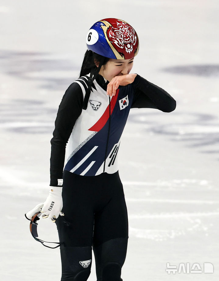 [밀라노=뉴시스] 박주성 기자 = 10일(현지 시간) 이탈리아 밀라노 아이스 스케이팅 아레나 경기장에서 열린 2026 밀라노·코르티나담페초 동계올림픽 쇼트트랙 혼성계주 준결승에서 김길리가 미국 선수와 충돌해 넘어지고 있다. 2026.02.10. park7691@newsis.com