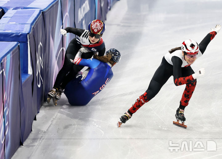 [밀라노=뉴시스] 김근수 기자 = 쇼트트랙 김길리가 10일(현지 시간) 이탈리아 밀라노 아이스스케이팅 아레나에서 열린 2026 밀라노·코르티나 담페초 동계올림픽 쇼트트랙 혼성 계주 준결승에서 넘어지고 있다. 2026.02.10. ks@newsis.com