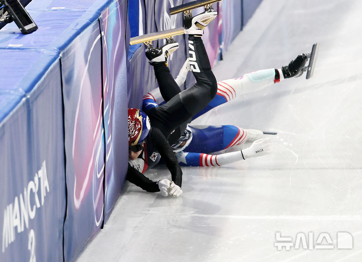 [밀라노=뉴시스] 김근수 기자 = 쇼트트랙 김길리가 10일(현지 시간) 이탈리아 밀라노 아이스스케이팅 아레나에서 열린 2026 밀라노·코르티나 담페초 동계올림픽 쇼트트랙 혼성 계주 준결승에서 넘어지고 있다. 2026.02.10. ks@newsis.com