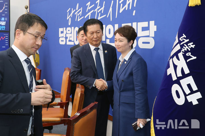 지도부 손잡은 정청래 "'큰 같음'으로 총단결…李정부 성공만 생각"