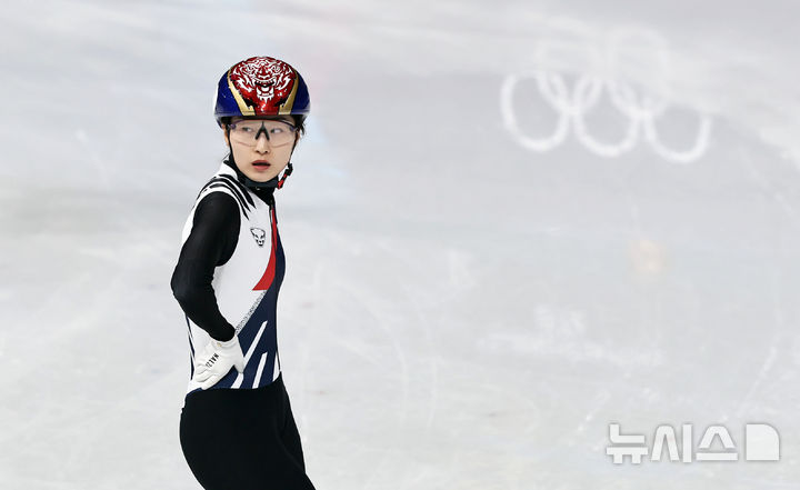 [밀라노=뉴시스] 김근수 기자 = 쇼트트랙 최민정이 10일(현지 시간) 이탈리아 밀라노 아이스스케이팅 아레나에서 열린 2026 밀라노·코르티나 담페초 동계올림픽 쇼트트랙 혼성계주 준결승에서 결승 진출에 실패하자 아쉬워하고 있다. 2026.02.10. ks@newsis.com