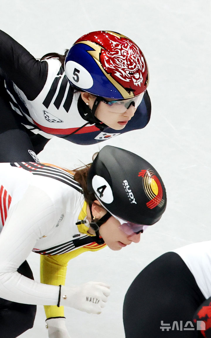 [밀라노=뉴시스] 박주성 기자 = 쇼트트랙 최민정이 10일(현지 시간) 이탈리아 밀라노 아이스스케이팅 아레나에서 열린 2026 밀라노·코르티나 담페초 동계올림픽 쇼트트랙 혼성계주 준결승에서 역주하고 있다. 2026.02.10. park7691@newsis.com