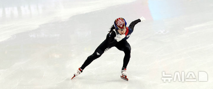 [밀라노=뉴시스] 박주성 기자 = 쇼트트랙 최민정이 10일(현지 시간) 이탈리아 밀라노 아이스스케이팅 아레나에서 열린 2026 밀라노·코르티나 담페초 동계올림픽 쇼트트랙 혼성계주 준결승에서 역주하고 있다. 2026.02.10. park7691@newsis.com