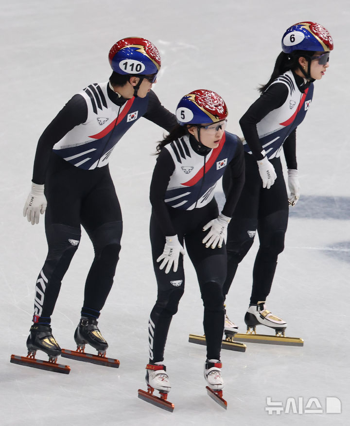 [밀라노=뉴시스] 박주성 기자 = 쇼트트랙 황대헌, 최민정, 김길리가 10일(현지 시간) 이탈리아 밀라노 아이스스케이팅 아레나에서 열린 2026 밀라노·코르티나 담페초 동계올림픽 쇼트트랙 혼성계주 준결승을 마친 후 아쉬워하고 있다. 2026.02.10. park7691@newsis.com