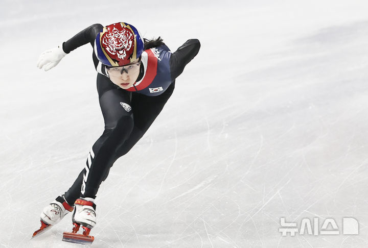 [밀라노=뉴시스] 김근수 기자 = 쇼트트랙 최민정이 10일(현지 시간) 이탈리아 밀라노 아이스스케이팅 아레나에서 열린 2026 밀라노·코르티나 담페초 동계올림픽 쇼트트랙 혼성계주 준결승에서 역주하고 있다. 2026.02.10. ks@newsis.com