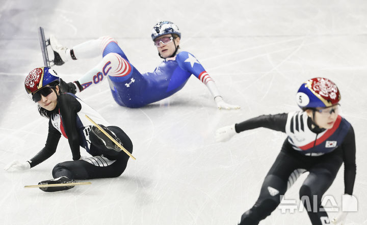 [밀라노=뉴시스] 김근수 기자 = 쇼트트랙 김길리가 10일(현지 시간) 이탈리아 밀라노 아이스스케이팅 아레나에서 열린 2026 밀라노·코르티나 담페초 동계올림픽 쇼트트랙 혼성계주 준결승에서 미국 커린 스토더드와 충돌하고 있다. 2026.02.10. ks@newsis.com