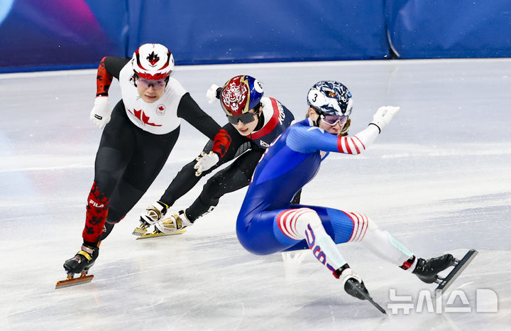 [밀라노=뉴시스] 김근수 기자 = 쇼트트랙 김길리가 10일(현지 시간) 이탈리아 밀라노 아이스스케이팅 아레나에서 열린 2026 밀라노·코르티나 담페초 동계올림픽 쇼트트랙 혼성계주 준결승에서 미국 커린 스토더드와 충돌하고 있다. 2026.02.10. ks@newsis.com