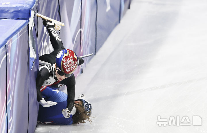 [밀라노=뉴시스] 김근수 기자 = 쇼트트랙 김길리가 10일(현지 시간) 이탈리아 밀라노 아이스스케이팅 아레나에서 열린 2026 밀라노·코르티나 담페초 동계올림픽 쇼트트랙 혼성계주 준결승에서 미국 커린 스토더드와 충돌하고 있다. 2026.02.10. ks@newsis.com