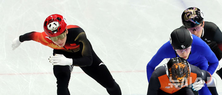 [밀라노=뉴시스] 박주성 기자 = 중국 쇼트트랙 국가대표 린샤오쥔(한국명 임효준)이 10일(현지 시간) 이탈리아 밀라노 아이스스케이팅 아레나에서 열린 2026 밀라노·코르티나 담페초 동계올림픽 쇼트트랙 1000m 경기에서 역주하고 있다. 2026.02.10. park7691@newsis.com