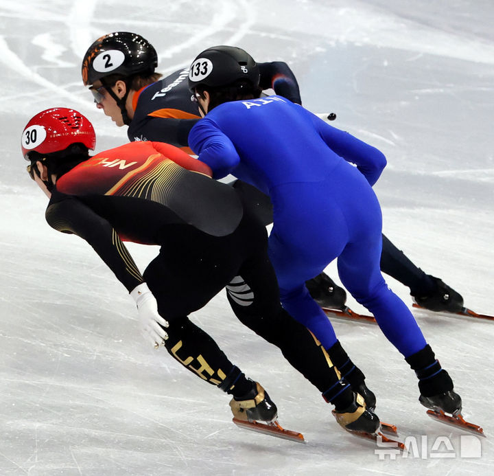 [밀라노=뉴시스] 박주성 기자 = 중국 쇼트트랙 국가대표 린샤오쥔(한국명 임효준)이 10일(현지 시간) 이탈리아 밀라노 아이스스케이팅 아레나에서 열린 2026 밀라노·코르티나 담페초 동계올림픽 쇼트트랙 1000m 경기에서 선수들과 몸싸움을 하고 있다. 2026.02.10. park7691@newsis.com