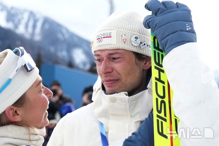 [안테르셀바=AP/뉴시스] 노르웨이 바이애슬론 남자 대표팀 스투를라 홀름 레그레이드가 10일(현지 시간) 이탈리아 안테르셀바 바이애슬론 아레나에서 열린 바이애슬론 남자 20㎞ 개인 시상식에서 동메달을 목에 걸고 눈물을 흘리고 있다. 2026.02.11.