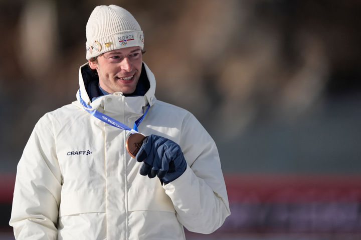 [안테르셀바=AP/뉴시스] 노르웨이 바이애슬론 남자 대표팀 스투를라 홀름 레그레이드가 10일(현지 시간) 이탈리아 안테르셀바 바이애슬론 아레나에서 열린 바이애슬론 남자 20㎞ 개인 시상식에서 동메달을 목에 걸고 포즈를 취하고 있다. 2026.02.11.